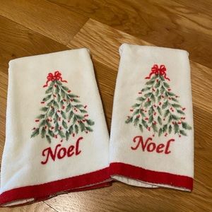 Set of two Lenox holiday fingertip towels 🌲